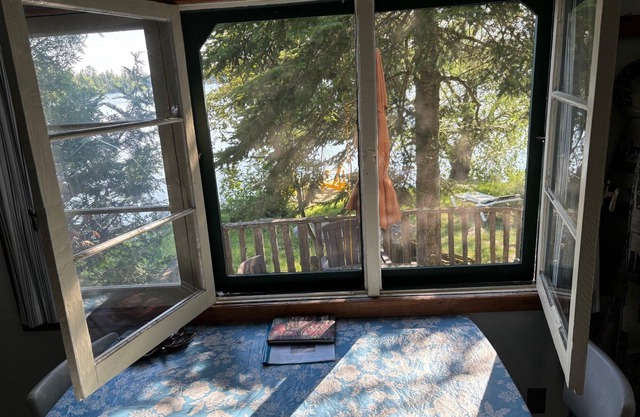 Relaxing Lucky Dog Cottage Retreat at the Lake Edge Cottages!
