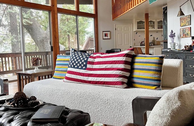 Relaxing Mountain Retreat with lots of decks and EV charging +AC