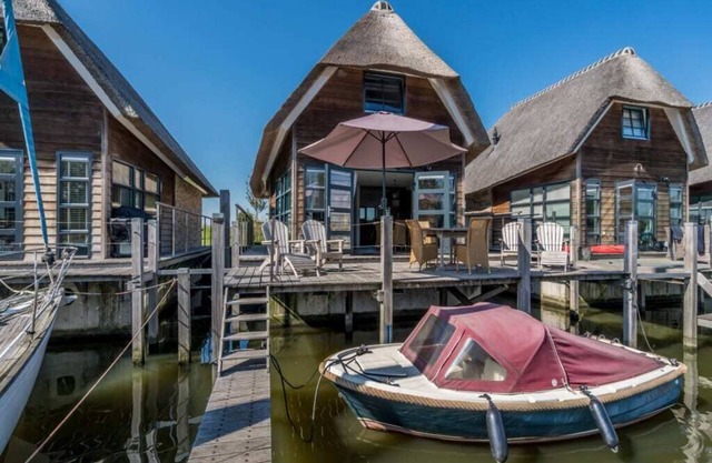 Relaxing on the terrace, unwinding in the sauna, or having drinks by the gas hearth; this water vill