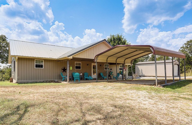 Relaxing Outdoor Spaces: Quiet Wooded Gem in Hardy