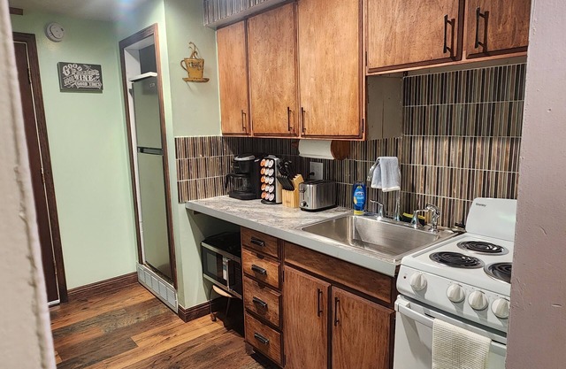 Relaxing, Peaceful 1-bedroom Pet- Friendly Apartment