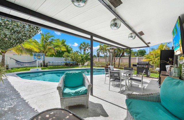Relaxing Retreat with Pool: Spacious 3BR Home in North Lauderdale.