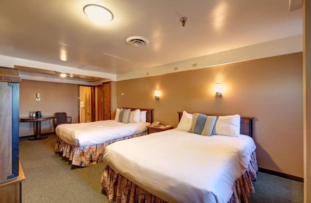 Relaxing Stay in Elegant 1930s Stateroom with Stunning View | 2 Rooms