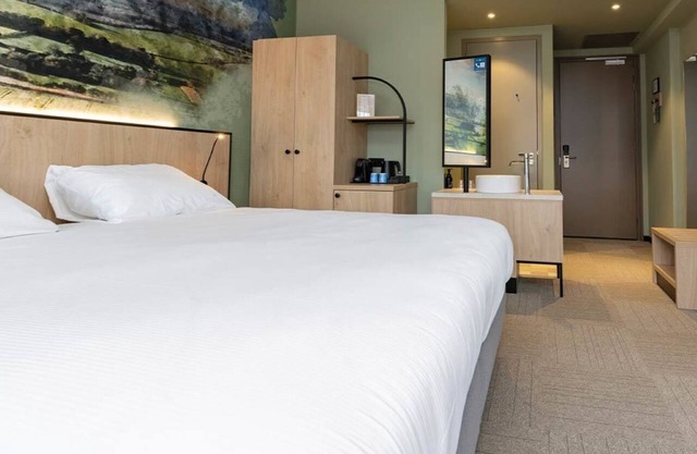 Relaxing Stay with Private Balcony & Garden Views Near Giethoorn