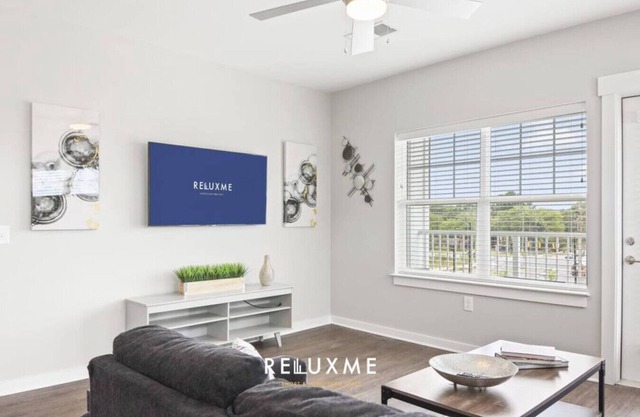 Reluxme | 2BR Oasis Near Airport & Attractions
