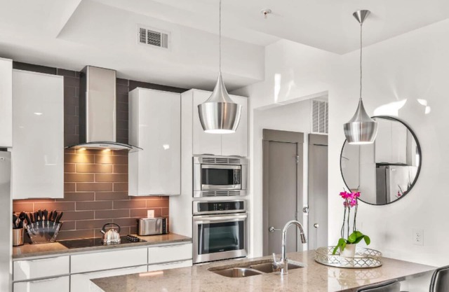 Reluxme | City Center High-Rise King 2BR + Skyline