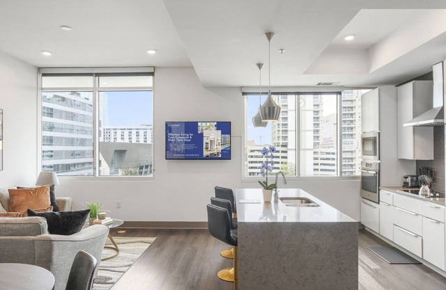 Reluxme | Uptown Lux High Rise Next to Stadiums