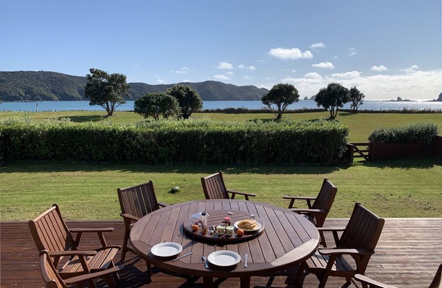 Remarkable Isthmus Beachfront Bach