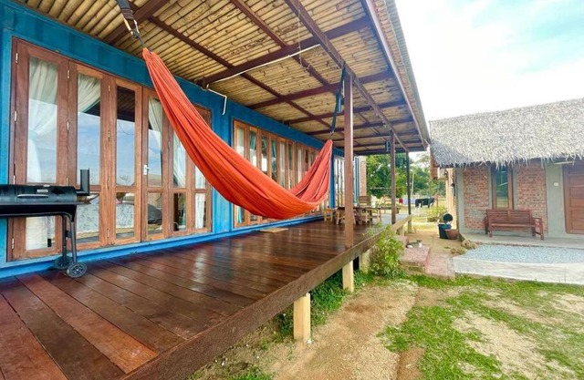Rembulan Escape - The Container House