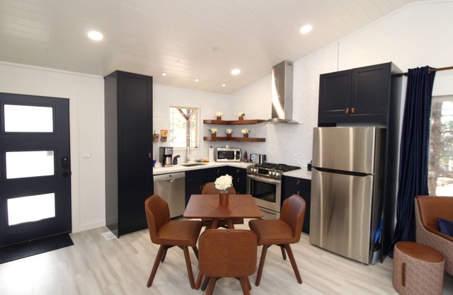 Remodeled cabin, fire pit, sledding, king bed, A/C