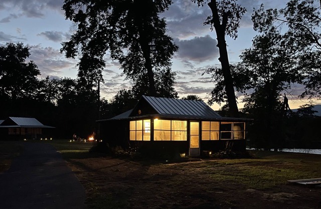 Remodeled cottage with fire pit on 1200 foot of the Esopus Creek