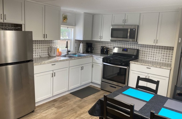 Remodeled, cozy, pet friendly cabin near lakes