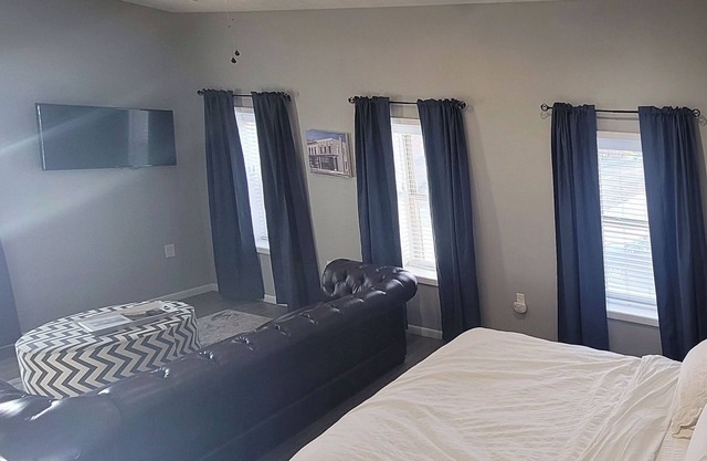 Remodeled downtown studio with remarkable views!