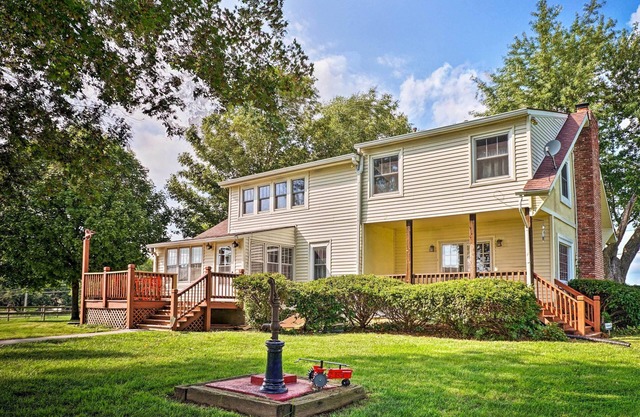 Remodeled Historic Farmhouse ~ 20 Mi to KC!