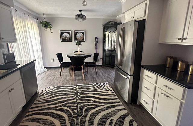 Reno’d 2-br townhome with W/D, D/W, private deck in tranquil Sheffield Terrace