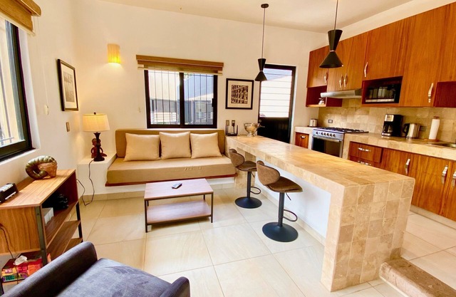 Renovated 1 Bdrm Guest House -Walk to Everything -Bikes -Gym - Pickleball Court