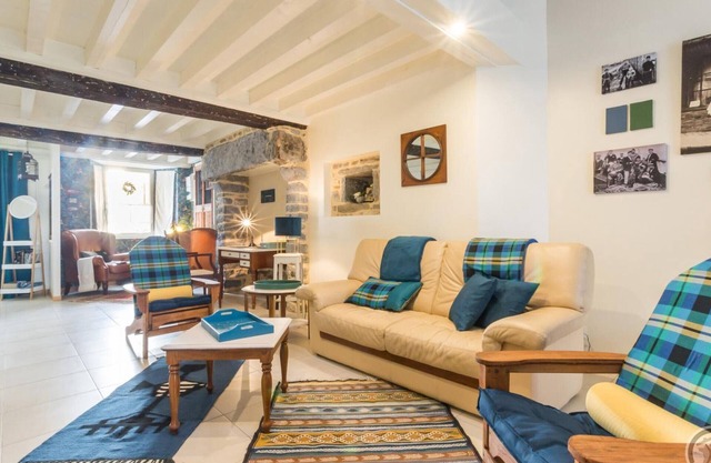 Renovated 18th-c. townhouse with enclosed garden near beaches and amenities