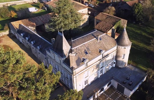 Renovated 17th-century château, a unique experience in the Niort countryside