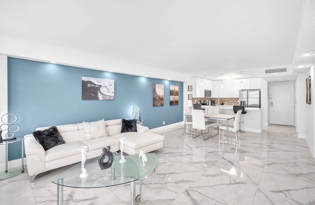Renovated 2 BR at the Beach in superb Hollywood