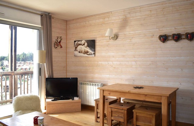 Renovated 2-room cabin apartment near slopes with south-facing balcony