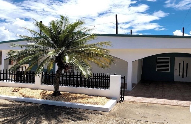 Renovated 3 bedroom 2 bathroom just 2 blocks to beautiful beaches !