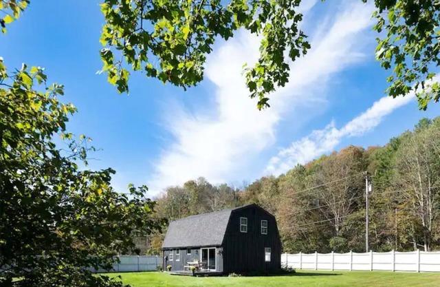 Renovated 4 BR 3 BA Barn; 30 mins to Hudson, 15 mins to the Berkshires!