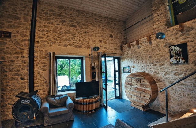 Renovated and refurbished former workshop on the outskirts of Bordeaux