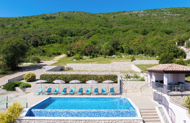 Renovated apartment in Istria, beautiful sea view and large pool
