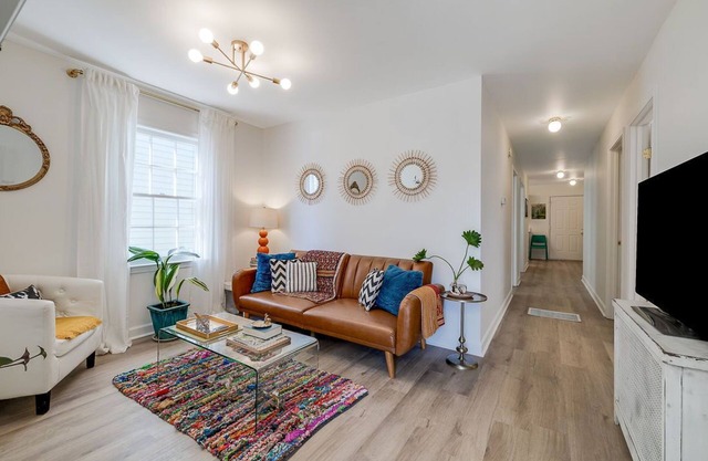 Renovated Apartment Near Forsyth Park, Courtyard, Heated Pool Access