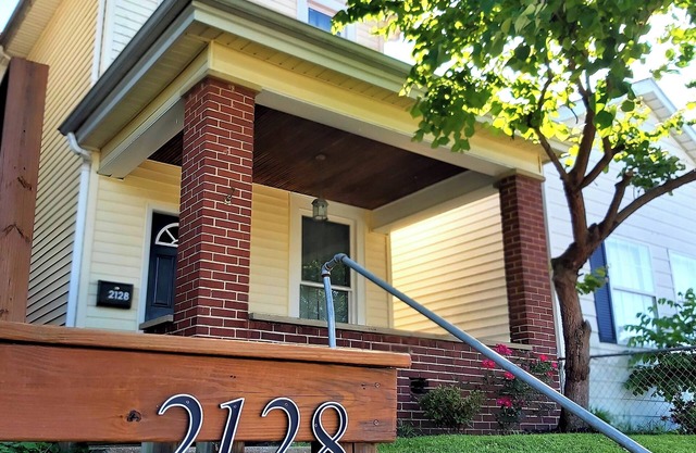 Renovated Apartment with Modern Amenities, Fenced-In Back Yard -Downtown Ashland