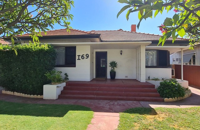 Renovated beauty on Durlacher - Walking distance to all amenities