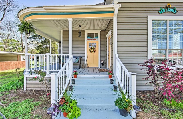 Renovated 'Carnegie Cottage' - Walk to Dtwn!