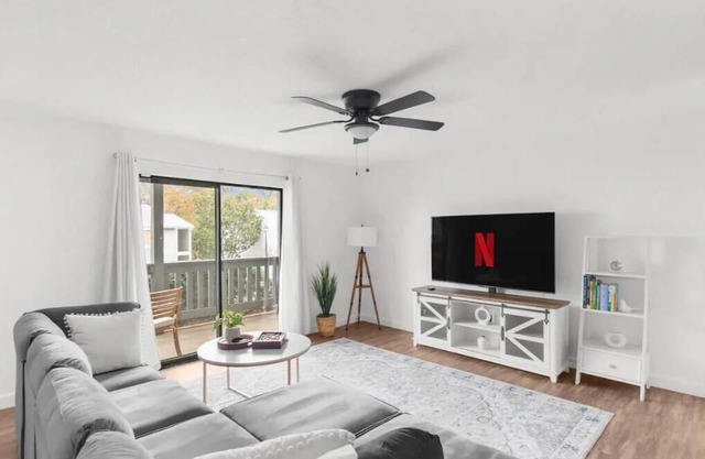Renovated condo near Samford with full kitchen,W/D, parking and super fast Wi-FI