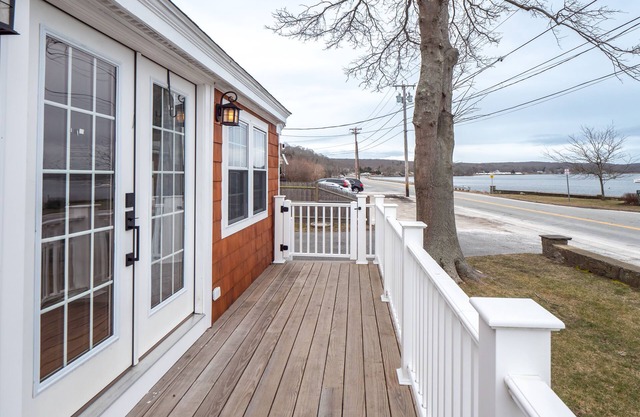Renovated Cottage- steps away from the water