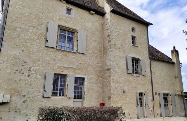 Renovated cottage with park and playground, family friendly