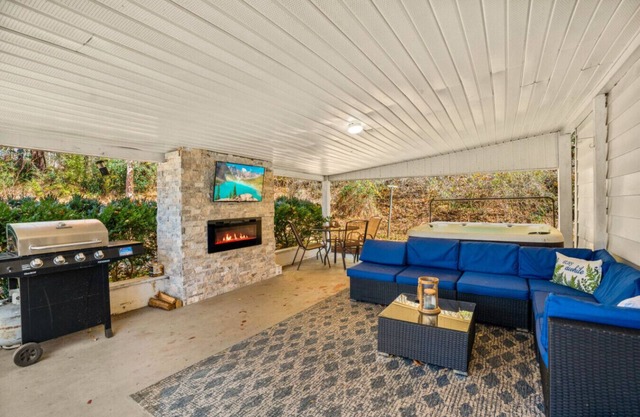 Renovated cottage with Hot Tub 15 min to Asheville