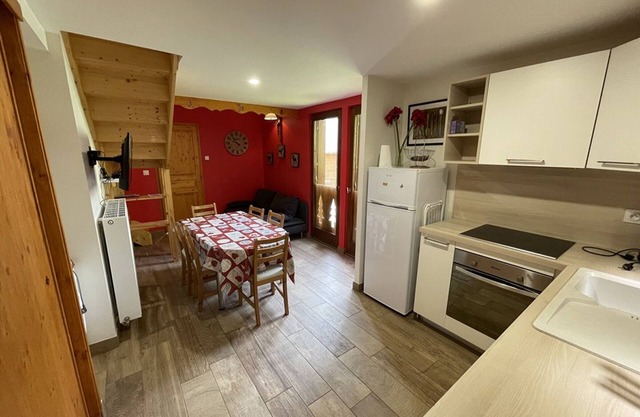Renovated Duplex Apartment with 2 Bedrooms, Ski Access, and Free WiFi