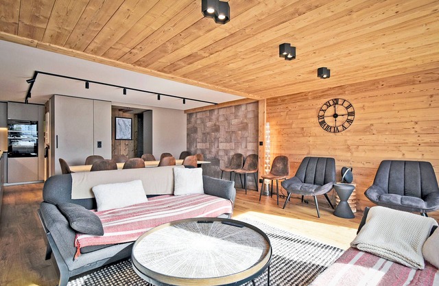 Renovated family chalet with jacuzzi, ski-in, ski room