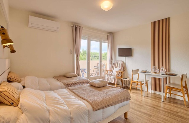 Renovated air-conditioned studio with balcony for 2 people