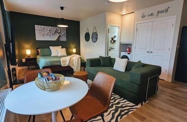 Renovated Gem: Park Free, Fast WiFi, 10m to DT
