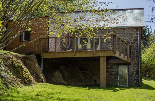 Renovated house, quiet, terrace, river view, sleeps 6, in private woodland