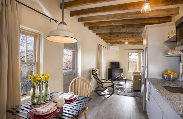 Renovated Loft steps from Santa Fe Plaza, Canyon Road & Railyard District