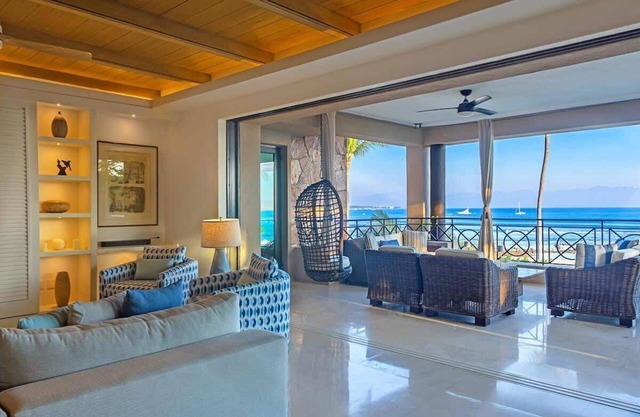 Renovated luxury Beachfront.Getaway Summer Rewards