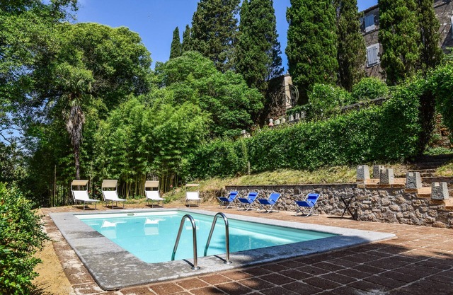 Renovated manor with private garden, private pool and air conditioning