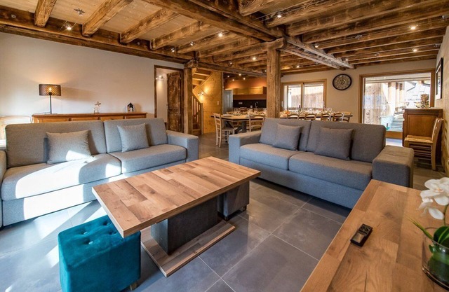 Renovated mountain chalet with jacuzzi 4* sleeps 15