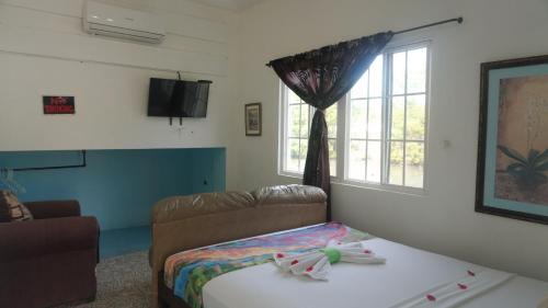 RENOVATED POOLSIDE Sea View Studio with Infinity Pool & Overwater Deck NEAR AIRPORT