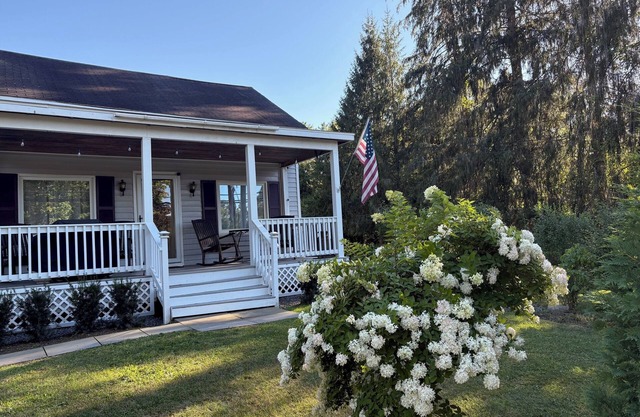 Renovated private Apartment CLOSE to town and the Dreams Park!