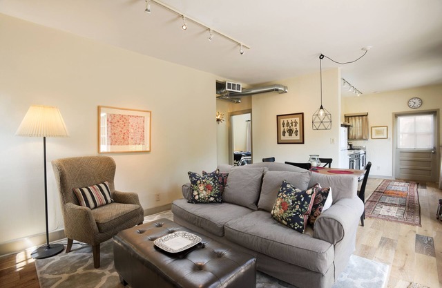 Renovated quiet adobe casita. 2 queen bed, 2 bath, only 10 min walk to Plaza!