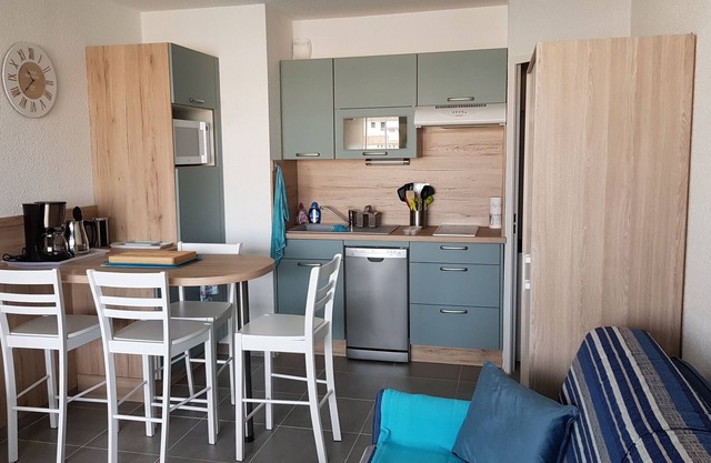 Renovated studio cabin 4p/swimming pool/parking before port