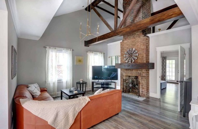 Renovated Victorian Condo Near Forsyth Park